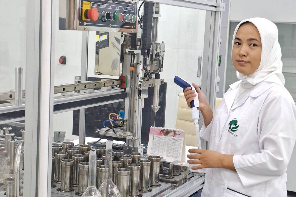 Young Professionals at Global Textile: Precision Behind Every Shade